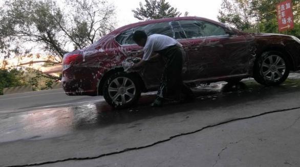 洗车场每天洗30个车 为什么懂车的人从来不去洗车店洗车？揭秘洗车行不为人知的操作！