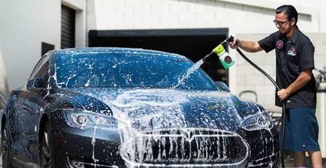 洗车场每天洗30个车 为什么懂车的人从来不去洗车店洗车？揭秘洗车行不为人知的操作！