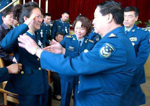 空军飞行员冯思广牺牲 妻子田文君追悼会上补办婚礼