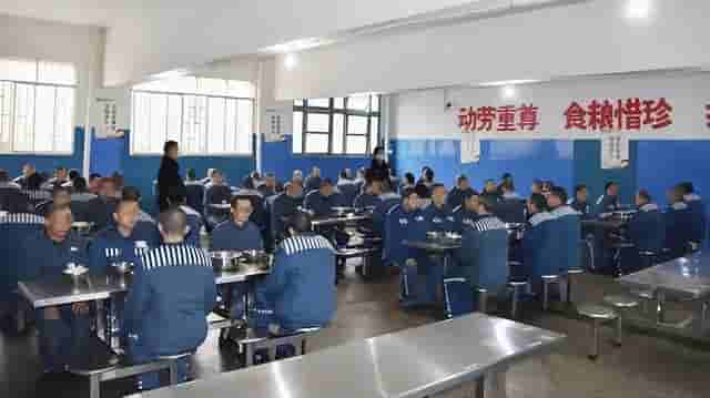 12年，上海监狱一小偷因不吃米饭引狱警怀疑，揭开真相后被判死刑