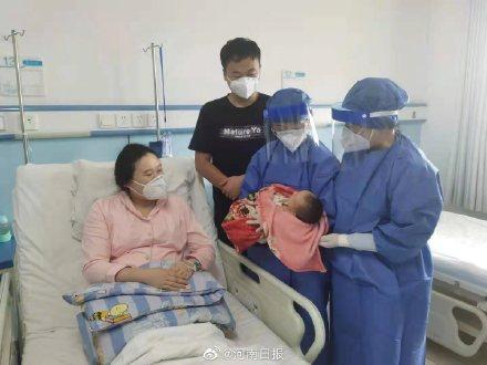 一名新生儿在郑州六院诞生取名亦宸，象征“疫沉”，愿疫情早日过去