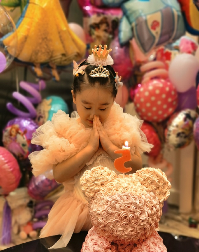 赵文卓夫妇为女儿庆生，5岁赵子月打扮宛如公主，全家同框很温馨
