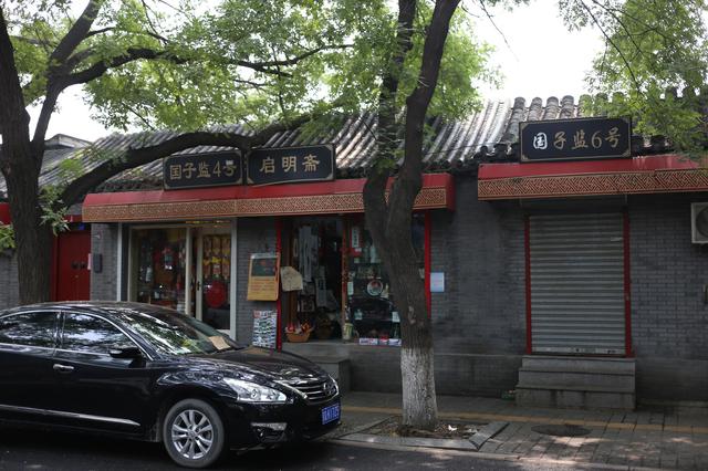 它是北京“算命起名一条街”，警察提醒游客不要上当