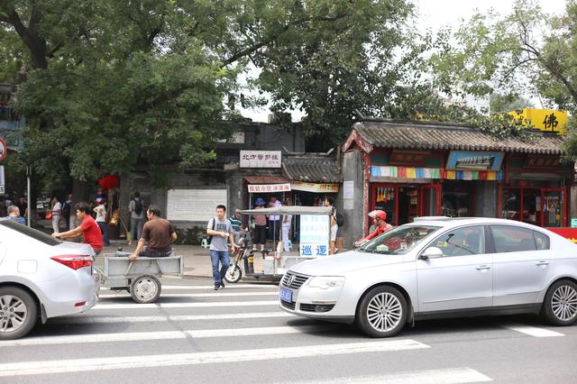 它是北京“算命起名一条街”，警察提醒游客不要上当