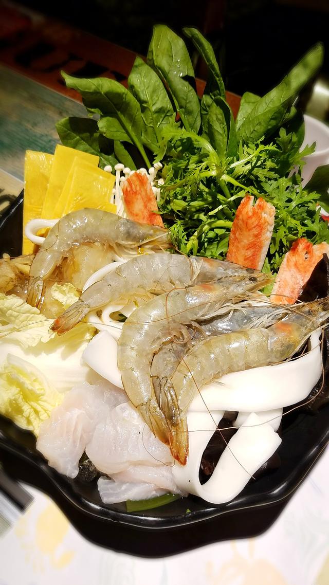 哈尔滨现在餐饮店起名都挺潮，叫个“虾捞虾涮”好在一点不瞎