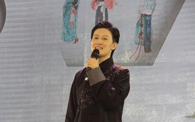 越剧张宇峰:嫁二婚丑男引争议,如今被婆家当成宝,成人生赢家