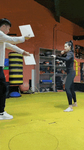 动图gif合集,美女得知公司没帅哥后,这放飞自我骚操作太绝了。