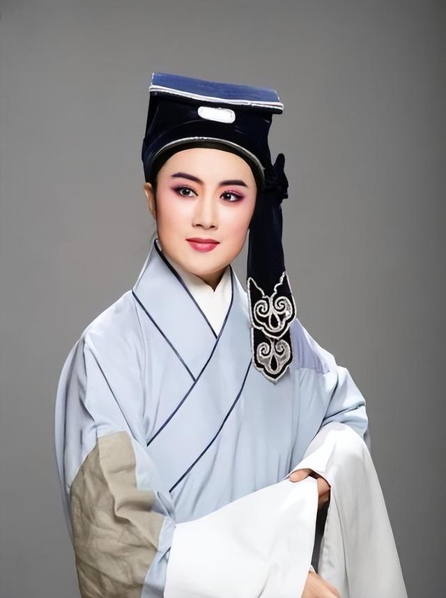 越剧张宇峰:嫁二婚丑男引争议,如今被婆家当成宝,成人生赢家