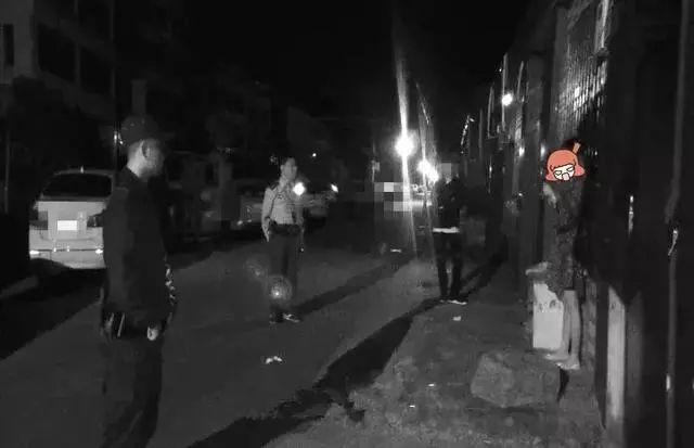 深夜温岭街头,一个情绪激动的美女惊动了特警……(多图)