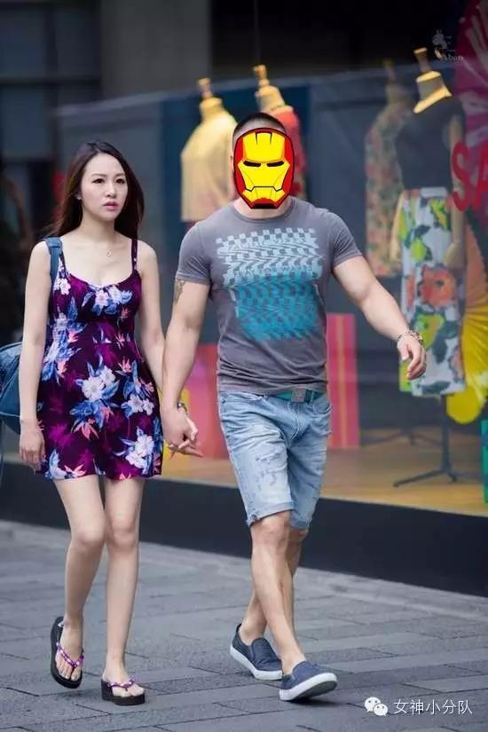 街拍:上海美女光腿光脚秀性感