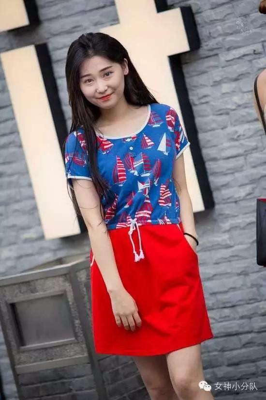 街拍:上海美女光腿光脚秀性感