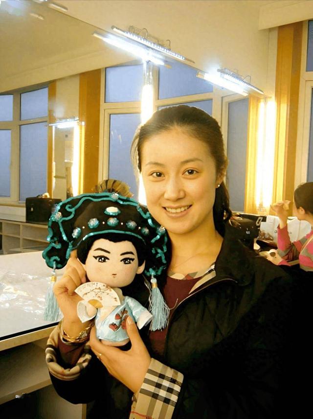 越剧张宇峰:嫁二婚丑男引争议,如今被婆家当成宝,成人生赢家