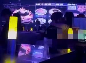 美女酒失态(酒吧里醉酒美女不雅行为，男友阻拦无果，路人围观惊叹不已)