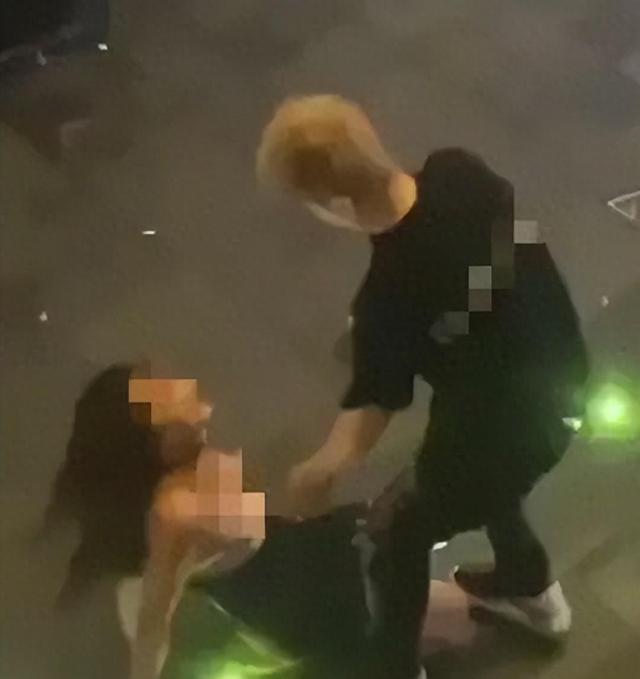 酒吧里醉酒美女不雅行为,男友阻拦无果,路人围观惊叹不已!