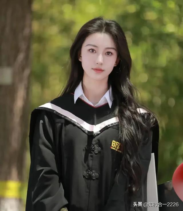 00后广西妹挑大梁演小龙女,高中爆火到电影出圈,背后故事太震撼