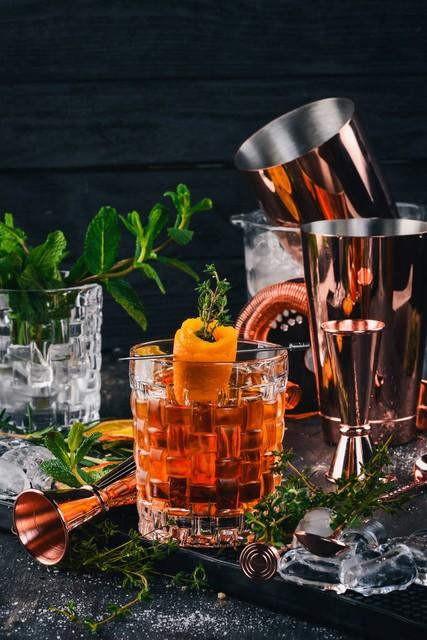 酒吧里醉酒美女不雅行为,男友阻拦无果,路人围观惊叹不已!