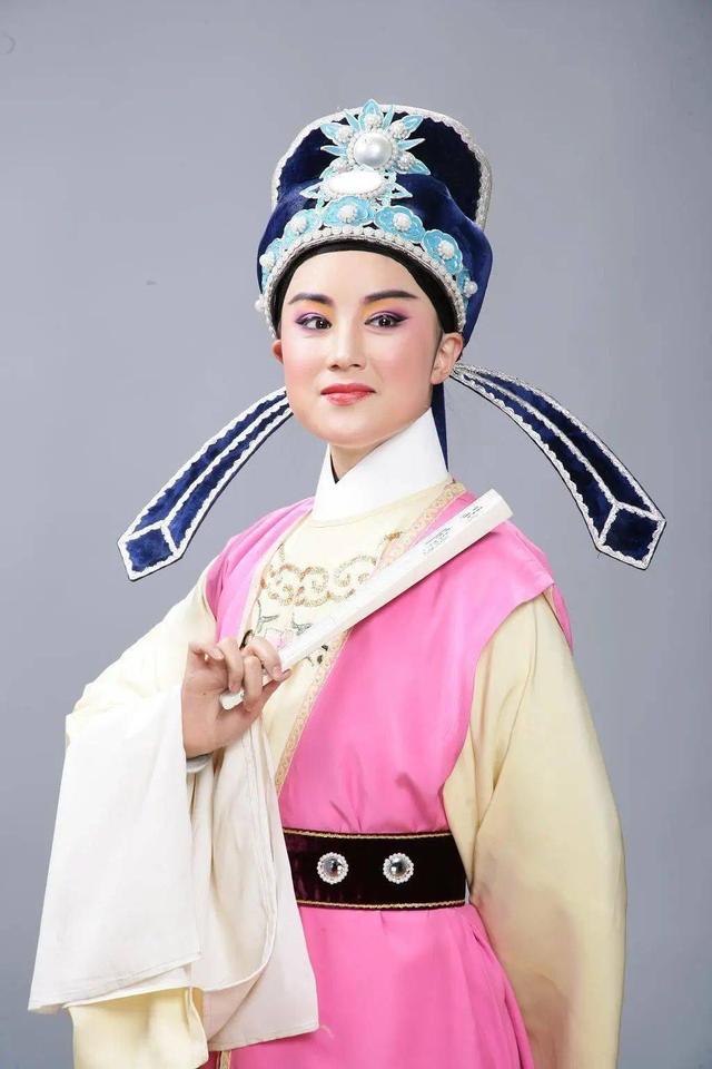 越剧张宇峰:嫁二婚丑男引争议,如今被婆家当成宝,成人生赢家