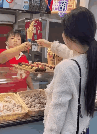 动图gif合集,美女得知公司没帅哥后,这放飞自我骚操作太绝了。