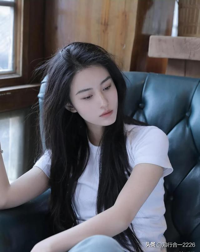 00后广西妹挑大梁演小龙女,高中爆火到电影出圈,背后故事太震撼