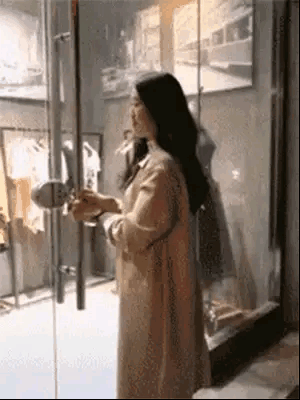 动图gif合集,美女得知公司没帅哥后,这放飞自我骚操作太绝了。