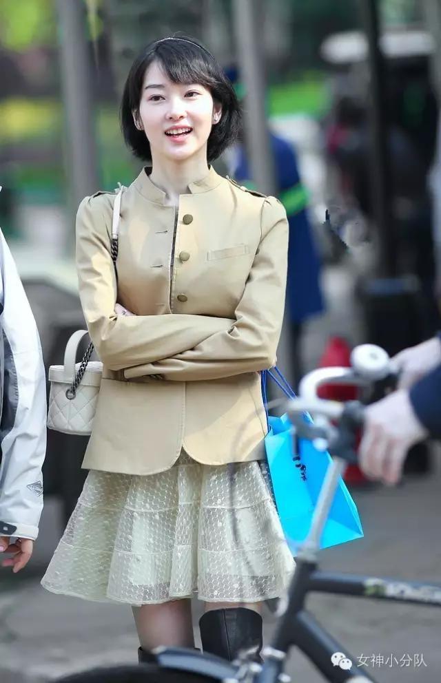 街拍:上海美女光腿光脚秀性感