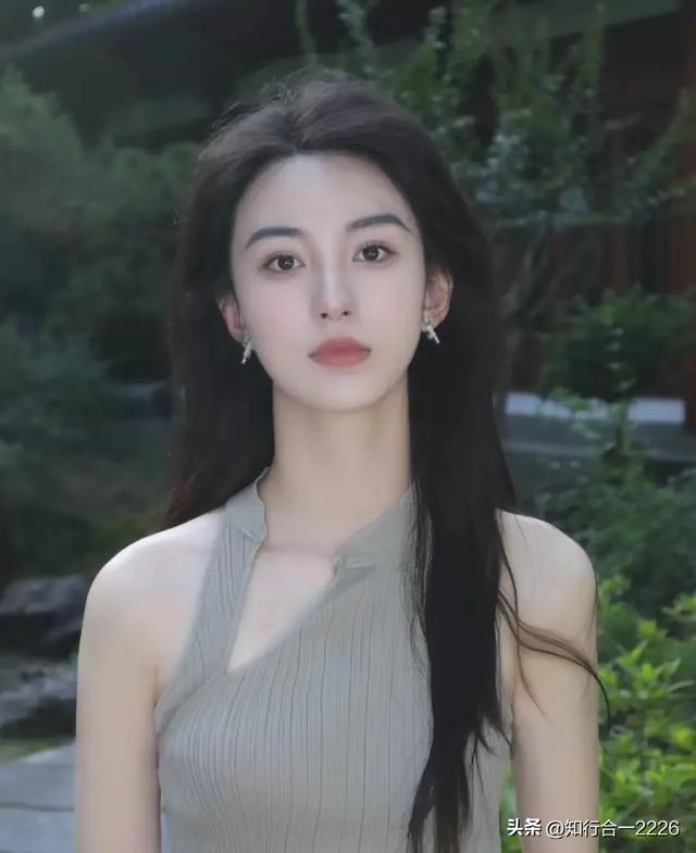 00后广西妹挑大梁演小龙女,高中爆火到电影出圈,背后故事太震撼