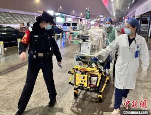 蛇年春节假期 沪蓉医护跨越1600公里打赢“生命保卫战”