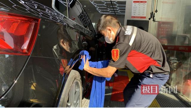 武汉一家途虎店招聘“洗车美容师”,半年接纳三位聋哑洗车工