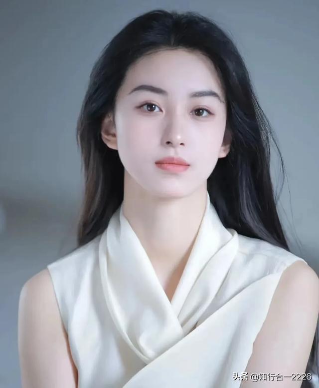 00后广西妹挑大梁演小龙女,高中爆火到电影出圈,背后故事太震撼