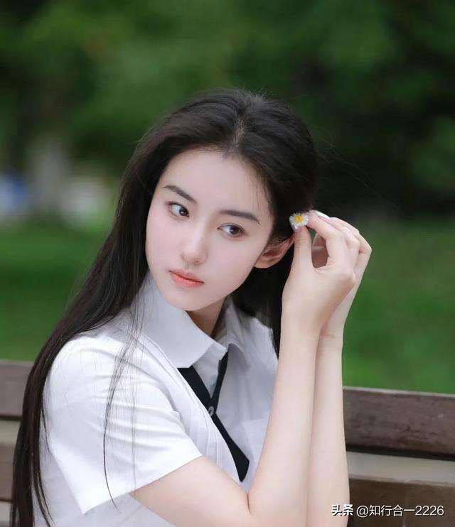 00后广西妹挑大梁演小龙女,高中爆火到电影出圈,背后故事太震撼