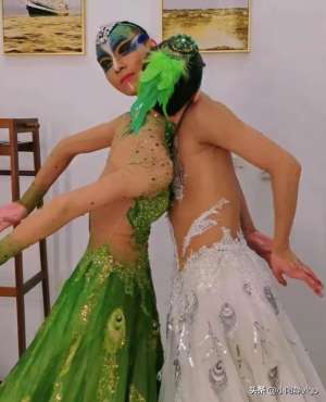 奇闻控美女(男女演员胸贴胸摩擦？杨丽萍孔雀舞遭批不雅，尺度大引热议)