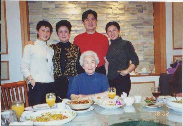 越剧张宇峰:嫁二婚丑男引争议,如今被婆家当成宝,成人生赢家