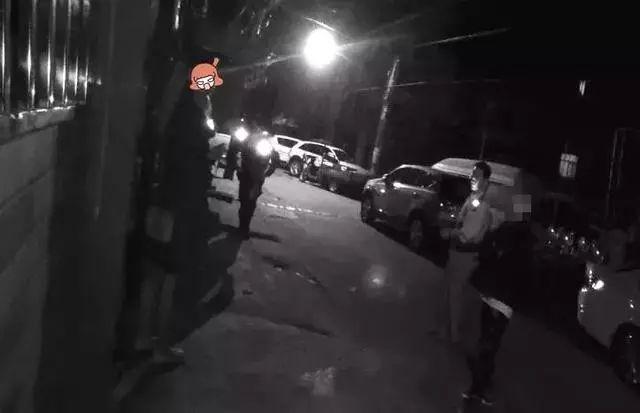 深夜温岭街头,一个情绪激动的美女惊动了特警……(多图)