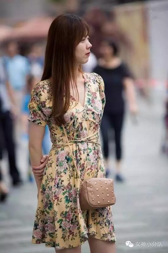 街拍:上海美女光腿光脚秀性感