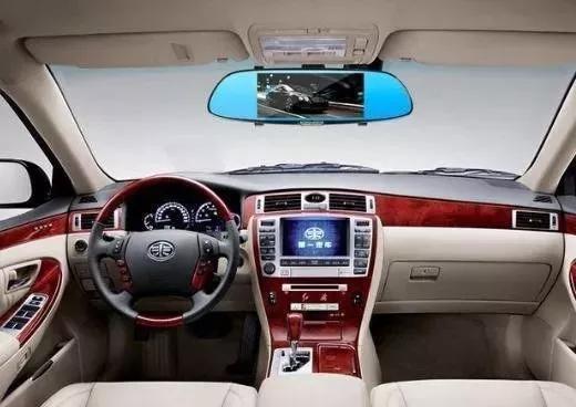 汽车脚垫下岗了,今年流行“空气垫”,开车安全又舒适,每车通用