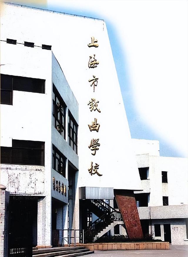 越剧张宇峰:嫁二婚丑男引争议,如今被婆家当成宝,成人生赢家