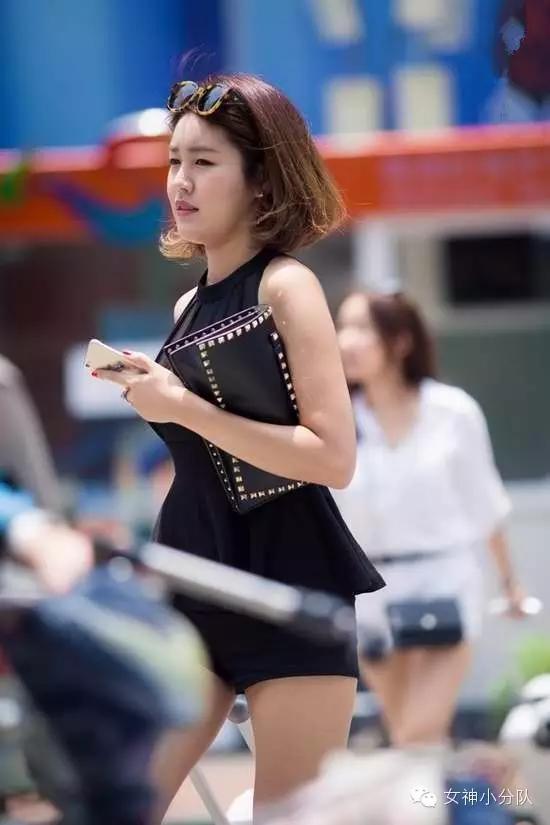 街拍:上海美女光腿光脚秀性感