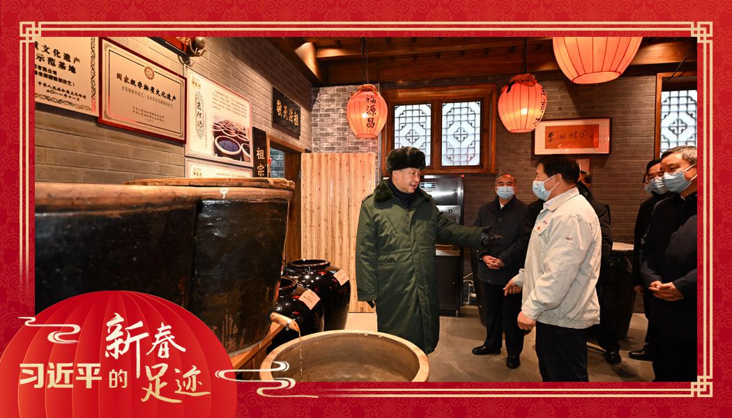 2022年1月27日,习近平总书记沿街巷察看山西平遥古城风貌,走进东湖老醋坊,了解当地开展特色经营情况。