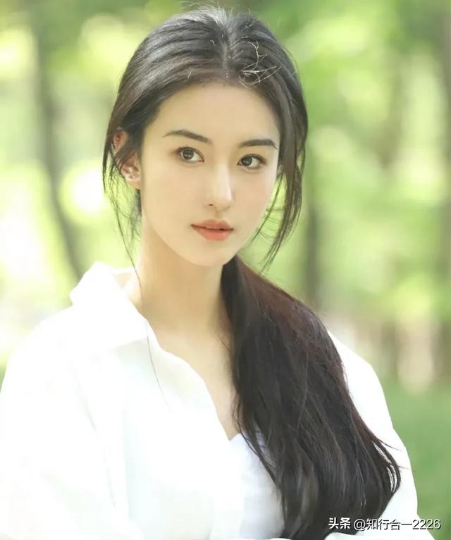 00后广西妹挑大梁演小龙女,高中爆火到电影出圈,背后故事太震撼