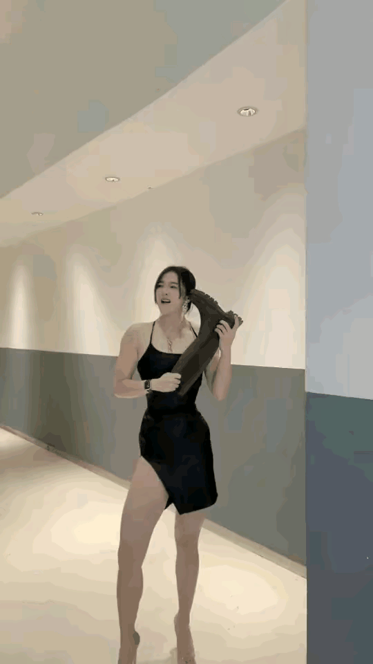 动图gif合集,美女得知公司没帅哥后,这放飞自我骚操作太绝了。