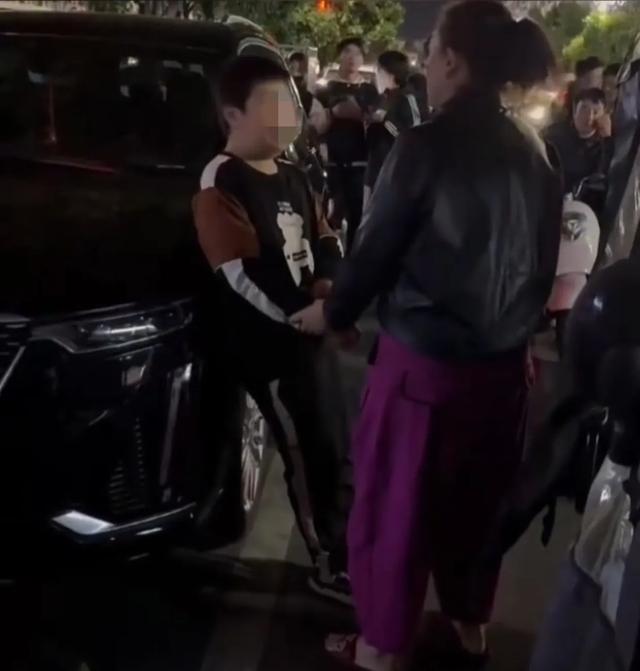 小孩破坏车辆被车主抓到要求负责,上演一场哭戏。我还是个小苗子