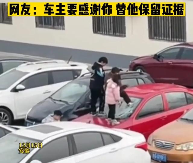 小孩破坏车辆被车主抓到要求负责,上演一场哭戏。我还是个小苗子