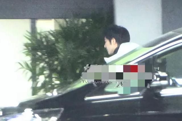 刘亦菲王力宏吃火锅至凌晨 分别时深深拥抱道别