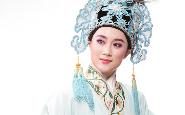 越剧张宇峰:嫁二婚丑男引争议,如今被婆家当成宝,成人生赢家