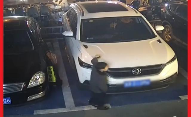 小孩破坏车辆被车主抓到要求负责,上演一场哭戏。我还是个小苗子
