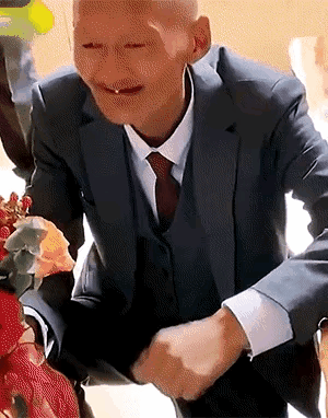 动图gif合集,美女得知公司没帅哥后,这放飞自我骚操作太绝了。