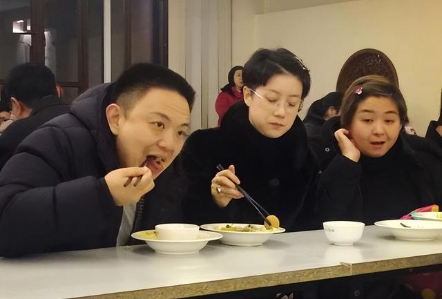 越剧张宇峰:嫁二婚丑男引争议,如今被婆家当成宝,成人生赢家