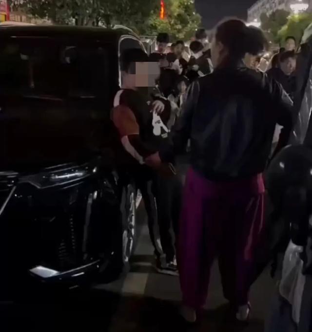 小孩破坏车辆被车主抓到要求负责,上演一场哭戏。我还是个小苗子