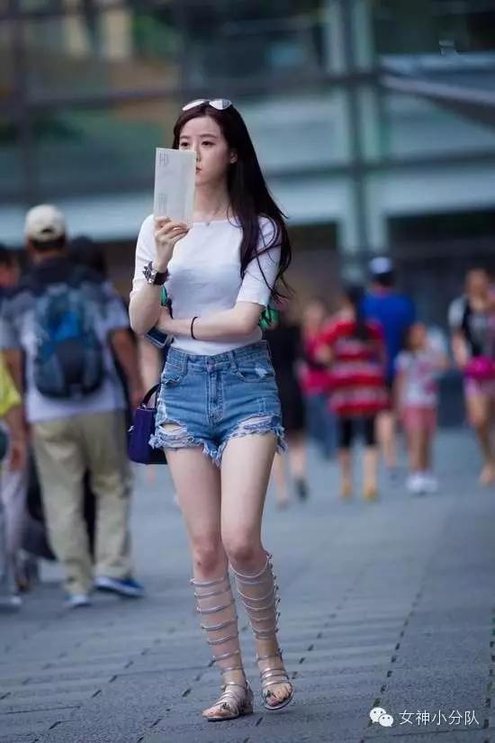 街拍:上海美女光腿光脚秀性感