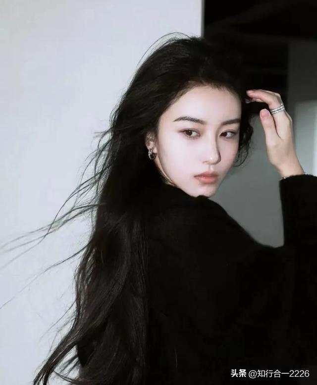 00后广西妹挑大梁演小龙女,高中爆火到电影出圈,背后故事太震撼